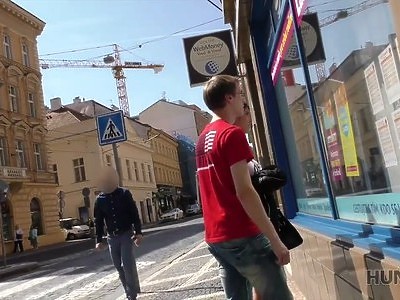 poddusza nastolatkę i posuwa ją od tylca