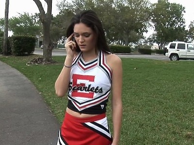 ruda uczennica na panelach