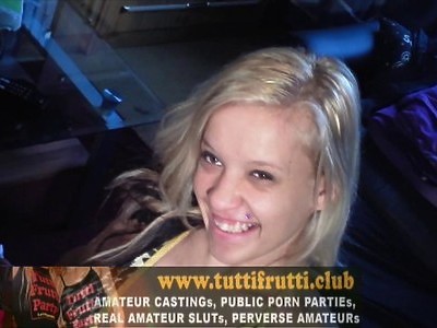 gorąca amatorka ukazuje swoją piękną cipkę