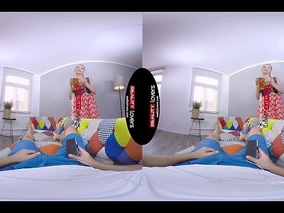 nastolatki z gadżetami dobrze się zabawiają