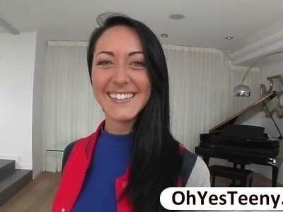 młoda blondynka zabawia się z kolegą