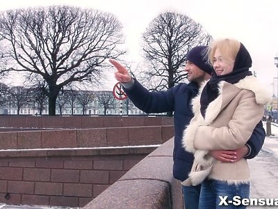 nastolatka kuca przed fiutm i ciągnie penisa