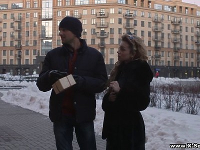 nastolatka ma sterczące sutki i robi loda