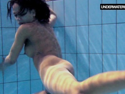 nastolatka z wielkimi cycami fajnie sobie dogadza