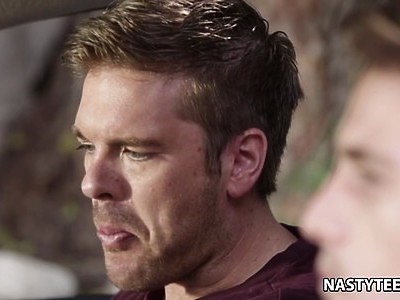 ciągnie nastolatkę za kłaki i dobrze ją rucha