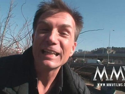 młoda dajka w pończochach