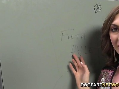 blond nastolatka jest rżnięta od tylca