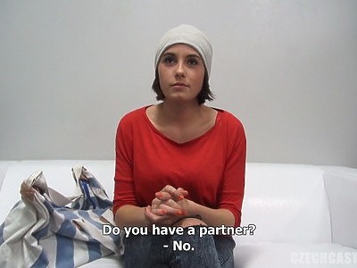 dwie młode laseczki lubią się bawić przed kamerką