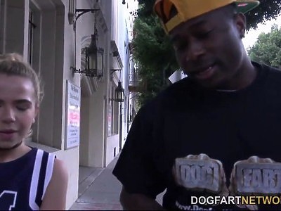 nastolatka rozkłada nieco swe nogi i kusząco się pieści