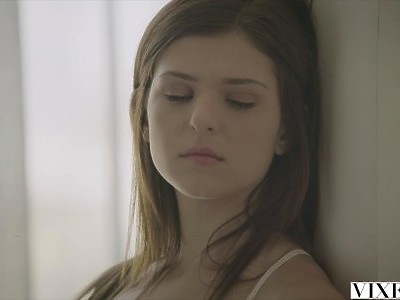 nastolatka w granatowym staniku dobrze mu obciąga