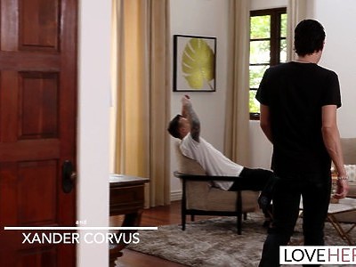 młoda blondynka jeździ na twardym chuju