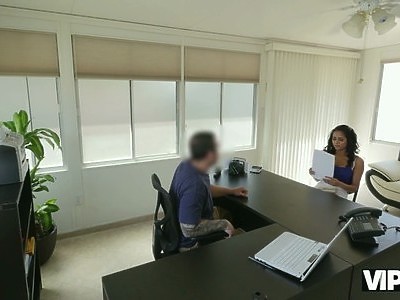 gorąca macocha uczy niedoświadczonych nastolatków