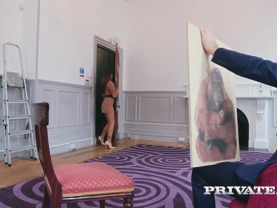 masuje młodą blondynkę