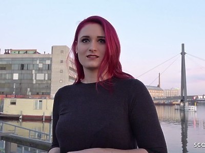 nastolatka z kolczykiem w języku robi wspaniałe lody