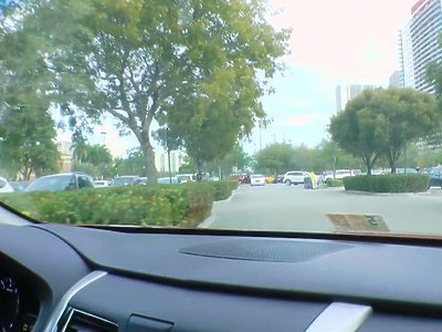 gęsty wytrysk na pośladek nastolatki