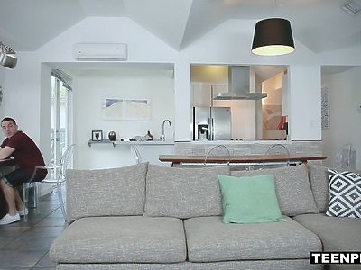 małą uczennica wypina się na krześle