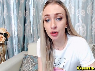 zgrabna dziewica robi porządnego loda