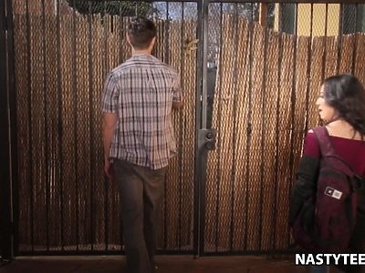 nastolatka w swoim prywatnym basenie