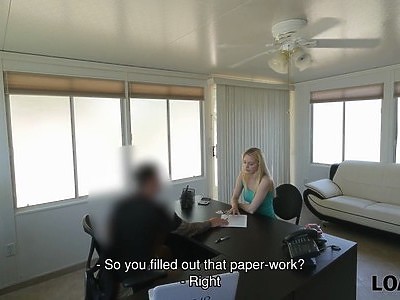 blond dziewica wypina dupcię