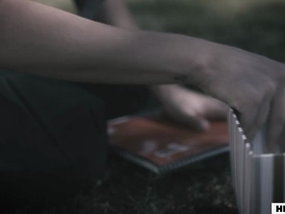 młoda blondi ruchana na granatowej kanapie