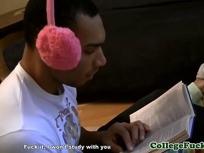 nastolatka leży na biurku i ciągnie jego fiuta