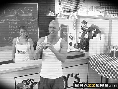 nastolatka leży na brzuszku a on dyma ją w dupę