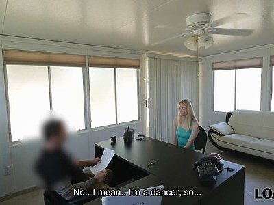 nastolatka pozuje nad morzem