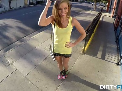 nastolatka chętnie siada na penisach