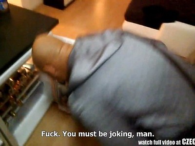 dwie młode gąski chciały mu wylizać pisiora