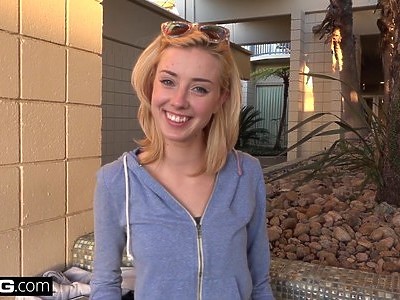 nastolatka targa jego penisa w łazience