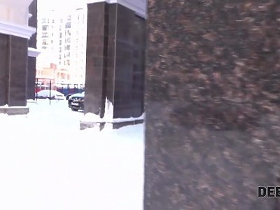 naturalna nastolatka ładnie zajmuje się prętem