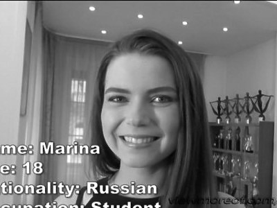 doświadczona nastolatka pokazuje cipkę