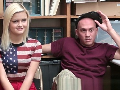 starszy facet całue jej młodą pipkę