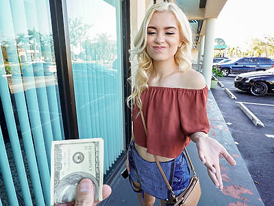 nastolatka ściąga koszulkę