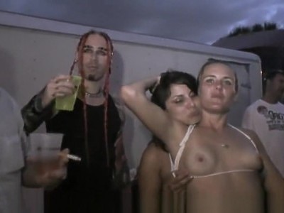 młoda gina posuwana na pieska