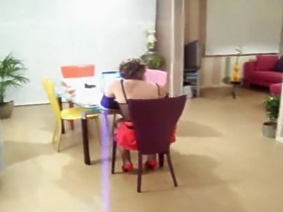 tak nastolatki grają w tenisa