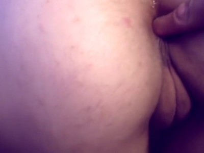 młoda nieśmiało pozuje do zdjęć