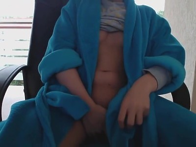 nastolatka bawi się nago dmuchawcami