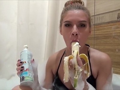 nastolatka rozkłada mocno nogi przed fiutem