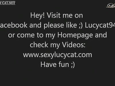 nastolatka z fioletowymi włosami krzyczy z podniecenia