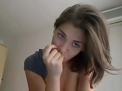 czarnowłosa amatorka w różowych stringach