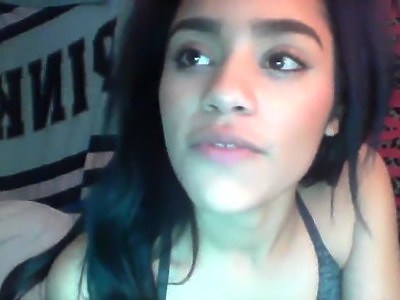 dwie czarnowłose nastolatki ciągną sterczącą pałę