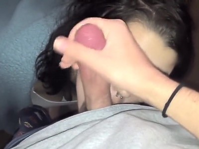 silikonowa nastolatka bawi się swoimi cennymi skarbami