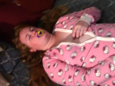 piękna dziewica bawi się cipką