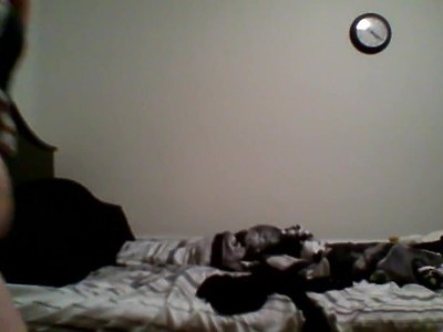 nastolatka pieści się po cycuszkach