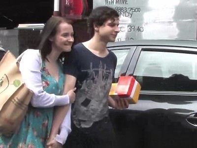 młoda siusia nad jeziorem