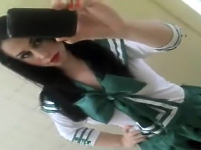 nastolatka na łóżku z nim czuje się wspaniale