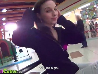 nastolatka w pończochach lubi porządny seksik