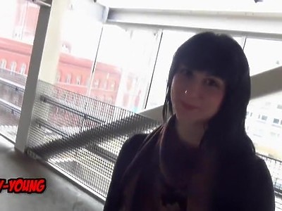 śliczna nastolatka z wizytą u fałszywego agenta