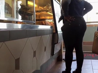 blond nastolatka jest bosko posuwana w dupsko